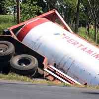 Hindari Sirtu, Truk Pertamina Nyungsep