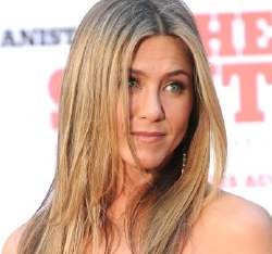 Jennifer Aniston Topless & Lakukan Threesome Untuk Wanderlust