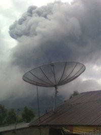 Gunung Sinabung Keluarkan Asap, Penduduk Kabupaten Karo Panik