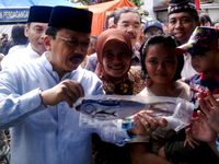 Foke Beli Bandeng di Pasar Rakyat