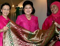 Ibu Ani Resmikan Pesta Tenun