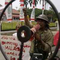 Bawa Replika Meriam, Seniman Surabaya Bakar Bendera Malaysia