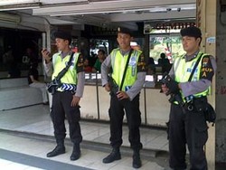 Setiap Pusat Perbelanjaan Mendapat Pengamanan Polisi