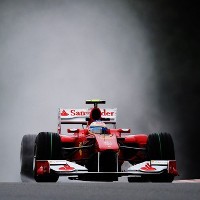 Alonso Terdepan di Bawah Hujan