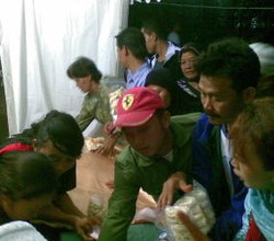 Ratusan Warga Berebut Makanan Gratis di Pasar Rakyat PAN