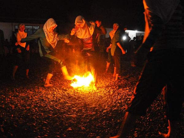 Sepak Bola Api Sambut Malam Nuzulul Quran