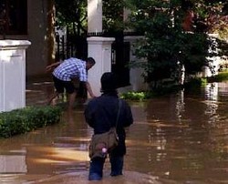 Banjir Kiriman Rendam Ratusan Rumah di Cirendeu Permai