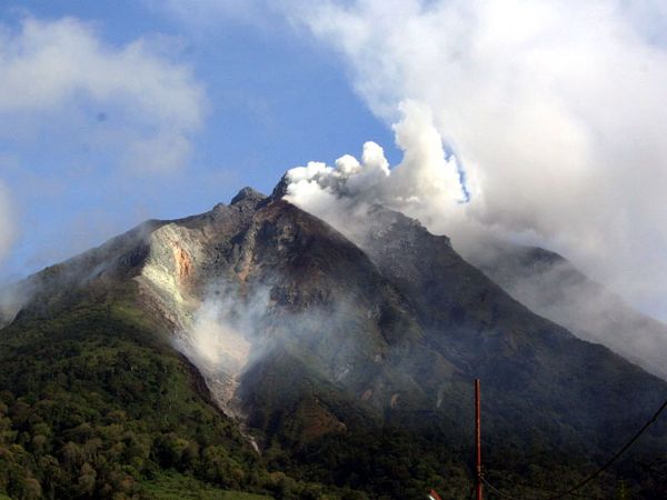 Debu Gunung Sinabung Mulai Menyebar