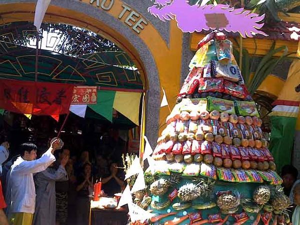 Sembahyang Rebutan di Klenteng Cokro