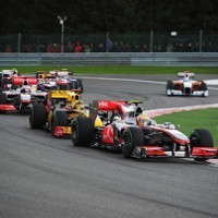 Hamilton Menangi Balapan Penuh Insiden