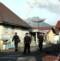 Polisi Amankan Perkampungan yang Ditinggalkan Warga