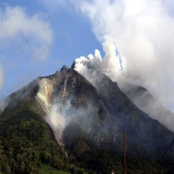 Bantuan Pemerintah Belum Sampai, Pengungsi Letusan Gunung Sinabung Sahur Alakadarnya