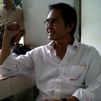 Pong Beri Kado Kentongan untuk Bangunkan Anggota DPR yang Suka Tidur