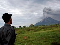 Warga Pantau Gunung Sinabung