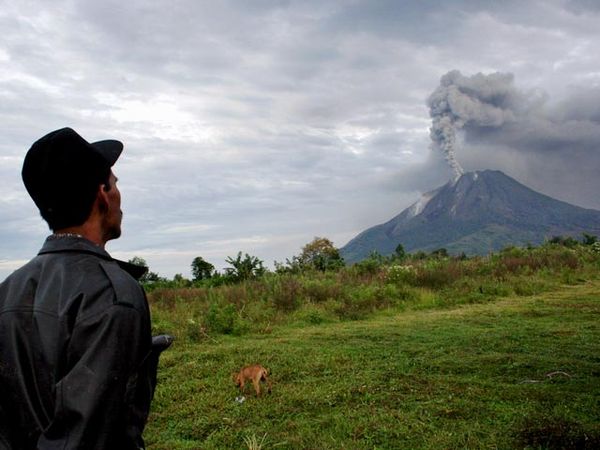 Warga Pantau Gunung Sinabung
