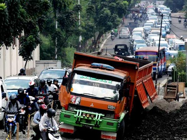 Jl Deplu Diuruk, Kendaraan Mengular