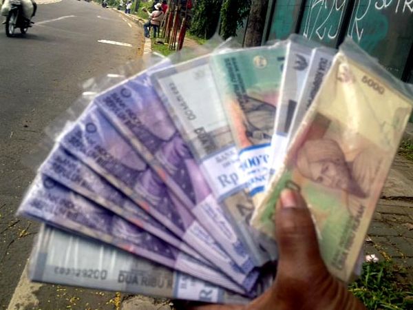 Pedagang Uang Pecahan Mulai Marak