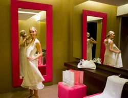 Wanita Mencoba Ribuan Baju Semasa Hidupnya