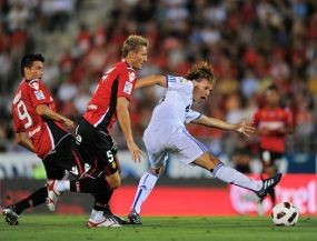 Debut Mourinho Berakhir Imbang 0-0