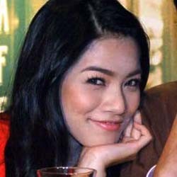 Titi Kamal Siapkan Baju Bergaya Maroko Untuk Lebaran