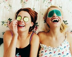 Kempiskan Kantung Mata Dengan Mentimun