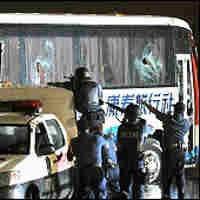 Foto Polisi Tersenyum di Samping Bus Berdarah Tuai Amarah 