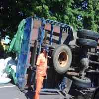 Truk Muat Biji Kapuk Terguling di Tol Waru-Perak