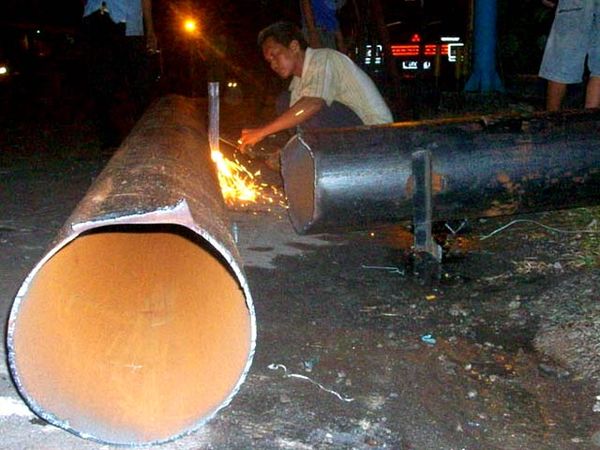 Reklame Bodong Dibongkar Satpol PP