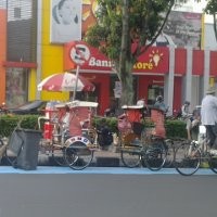 Duh! Jalur Sepeda Jadi Tempat Parkir Becak dan Mobil Mewah