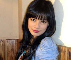 Titi Kamal Siapkan Baju Bergaya Maroko Untuk Lebaran