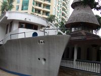 Melihat Masjid Perahu