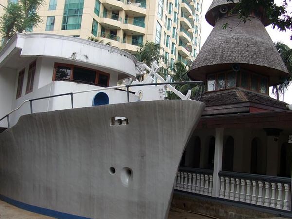 Melihat Masjid Perahu