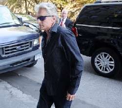 Idap Tumor Tenggorokan, Michael Douglas Kurus Kering & Lemah