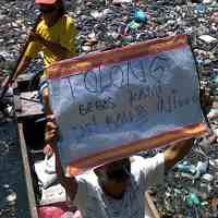 Sampah Menumpuk, Warga Morokrembangan Kirim Parcel