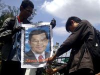 BEM Bakar Prangko Bergambar Heryawan