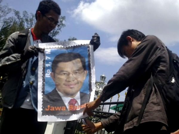 BEM Bakar Prangko Bergambar Heryawan