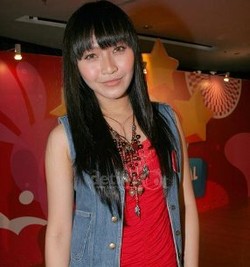 Lebaran, Rini Idol Wajib Kompak Berbusana Bareng Ibunda