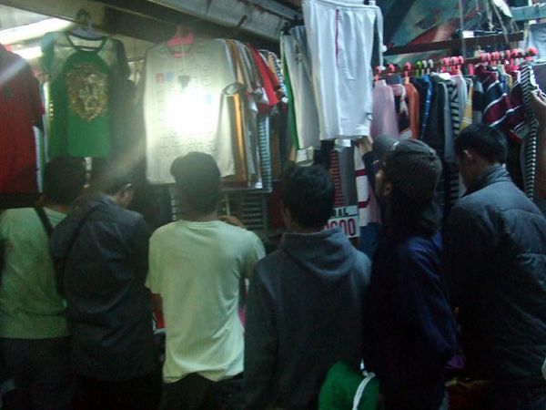 Berburu Baju Bekas di Pasar Poncol