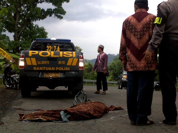 Dilindas Truk, Pemotor Tewas