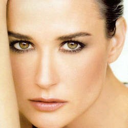 Demi Moore Pamer Foto Berbikini ke 2,9 Juta Orang