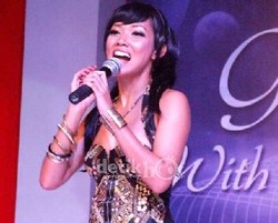 Shanty Gelar Bazar Baju Vintage Miliknya