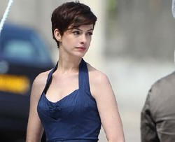 Tampil Boyish Ala Rambut Terbaru Anne Hathaway