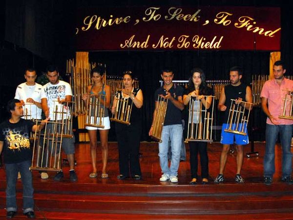 Angklung Mengalun di Kampus Libanon Angklung Mengalun di Kampus Libanon