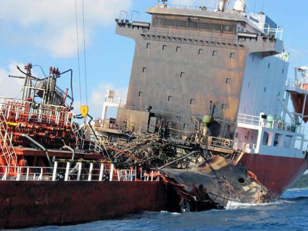 Bangkai Kapal Tanker Yang Terbakar