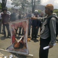 Replika Prangko Gubernur Dilempari Telur dan Dibakar Massa