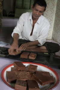 Mencicipi Enaknya Gula Aren Asal Rohul 