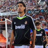 Khedira: Klub Oke, Bahasa Tidak