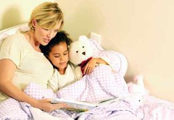 6 Manfaat Mendongengkan Anak Sebelum Tidur