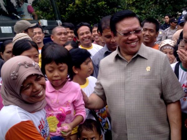 Agung Laksono Lepas Rombongan Mudik Gratis