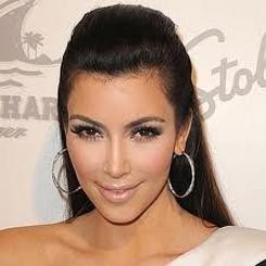 Kim Kardashian Pose Seksi Bareng 2 Pria Bugil